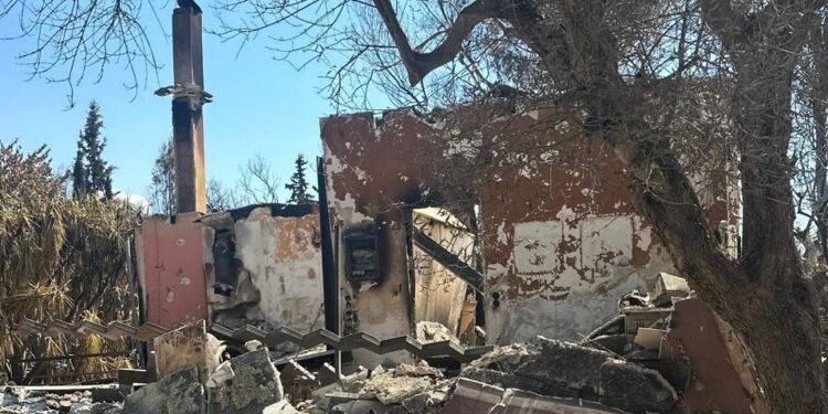 Δραματική ιστορία πυρόπληκτου από την Πάτρα: Κάηκε το σπίτι και η ιτιά που φύτεψε στη μνήμη της κόρης του