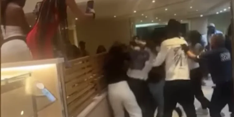 Άγριος καβγάς για… κοτομπουκιές σε κρουαζιερόπλοιο – Δείτε βίντεο