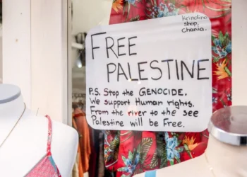 Απειλητική επιστολή από τις ΗΠΑ σε κατάστημα στα Χανιά για φιλοπαλαιστινιακή ταμπέλα: «Αν δεν την αφαιρέσετε, θα το μετανιώσετε»