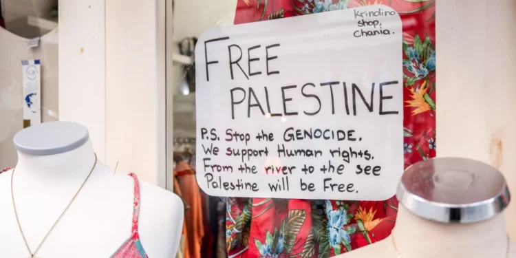 Απειλητική επιστολή από τις ΗΠΑ σε κατάστημα στα Χανιά για φιλοπαλαιστινιακή ταμπέλα: «Αν δεν την αφαιρέσετε, θα το μετανιώσετε»