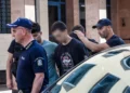 «Κάψατε την Πάτρα, ντροπή σας» – Εξαγριωμένοι πολίτες κινήθηκαν κατά των κατηγορούμενων για εμπρησμό έξω από τα δικαστήρια, δείτε βίντεο