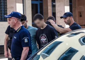 «Κάψατε την Πάτρα, ντροπή σας» – Εξαγριωμένοι πολίτες κινήθηκαν κατά των κατηγορούμενων για εμπρησμό έξω από τα δικαστήρια, δείτε βίντεο