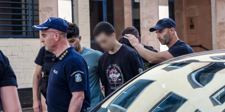 «Κάψατε την Πάτρα, ντροπή σας» – Εξαγριωμένοι πολίτες κινήθηκαν κατά των κατηγορούμενων για εμπρησμό έξω από τα δικαστήρια, δείτε βίντεο