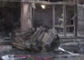 Κορωπί: Αυτοκίνητο καρφώθηκε σε κατάστημα και τυλίχθηκε στις φλόγες – Νεκρός ο οδηγός