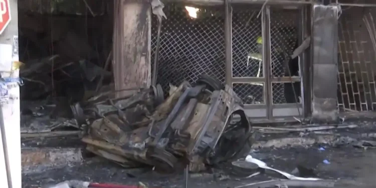 Κορωπί: Αυτοκίνητο καρφώθηκε σε κατάστημα και τυλίχθηκε στις φλόγες – Νεκρός ο οδηγός