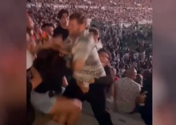 Άγριο ξύλο σε συναυλία στην Καλιφόρνια: Άνδρας άφησε αναίσθητη μητέρα 3 παιδιών – Δείτε το σοκαριστικό βίντεο