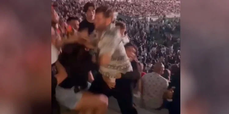 Άγριο ξύλο σε συναυλία στην Καλιφόρνια: Άνδρας άφησε αναίσθητη μητέρα 3 παιδιών – Δείτε το σοκαριστικό βίντεο