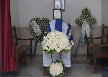 Το τελευταίο αντίο στον δημοσιογράφο Δημήτρη Κωνσταντάρα – Τυλιγμένο με την ελληνική σημαία το φέρετρό του