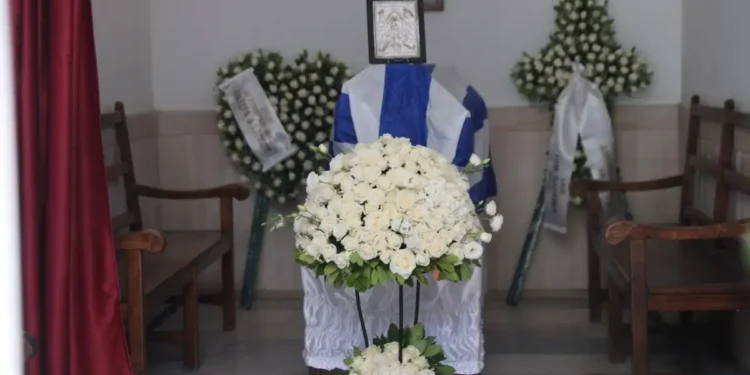 Το τελευταίο αντίο στον δημοσιογράφο Δημήτρη Κωνσταντάρα – Τυλιγμένο με την ελληνική σημαία το φέρετρό του