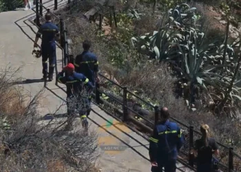 Τουρίστας πήγε να βγάλει φωτογραφία και έπεσε από τον Λυκαβηττό – Βίντεο από το σημείο