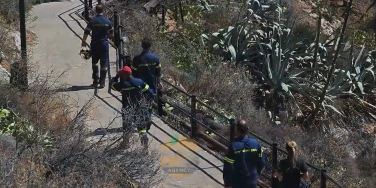 Τουρίστας πήγε να βγάλει φωτογραφία και έπεσε από τον Λυκαβηττό – Βίντεο από το σημείο