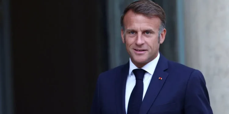 Γαλλία: Αντιμέτωπος με μία εκκολαπτόμενη πολιτική κρίση ο Μακρόν – Προσπάθειες να καθησυχάσει τις αγορές