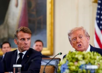 Ντόναλντ Τραμπ – Εμανουέλ Μακρόν: «Ακούγεται τρελό αλλά ο Πούτιν θέλει συμφωνία για χάρη μου» – Η «κρυφή» συνομιλία των δύο ηγετών