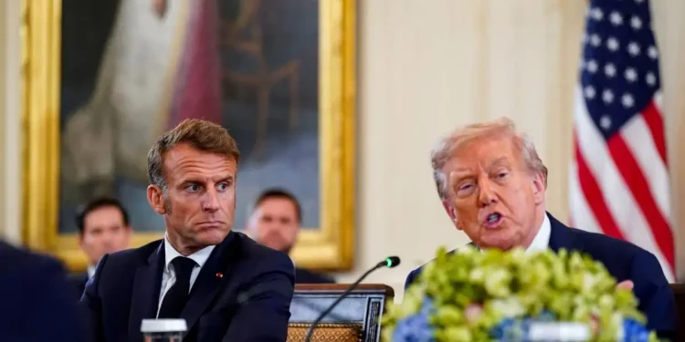 Ντόναλντ Τραμπ – Εμανουέλ Μακρόν: «Ακούγεται τρελό αλλά ο Πούτιν θέλει συμφωνία για χάρη μου» – Η «κρυφή» συνομιλία των δύο ηγετών