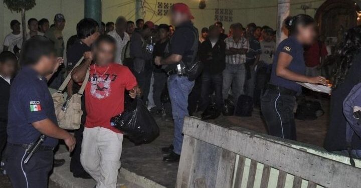 Εντολή Τραμπ: Μαύρο βάφεται το τείχος στα σύνορα με το Μεξικό για να καίγονται οι μετανάστες