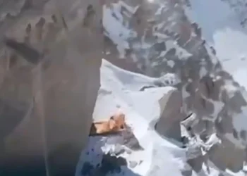 Κιργιστάν: Ρωσίδα ορειβάτισσα αποκλεισμένη εδώ και 14 μέρες σε βουνό – Δραματική έκκληση του γιου της: «Είναι ζωντανή»