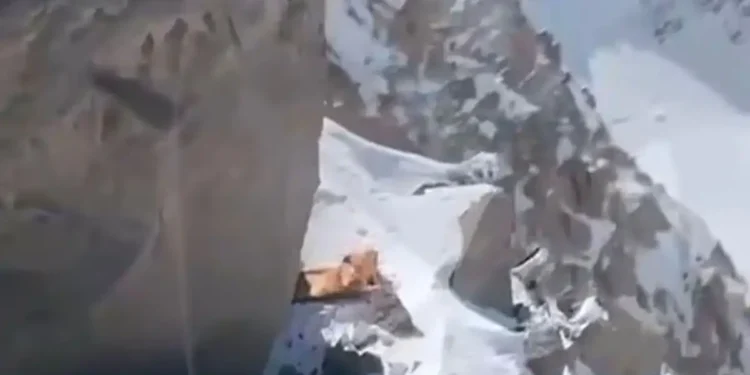 Κιργιστάν: Ρωσίδα ορειβάτισσα αποκλεισμένη εδώ και 14 μέρες σε βουνό – Δραματική έκκληση του γιου της: «Είναι ζωντανή»