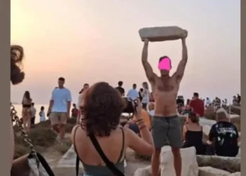 Πορτάρα Νάξου: Αγανάκτηση για τουρίστες που σηκώνουν μάρμαρα και κάνουν πικ-νικ πάνω στα αρχαία