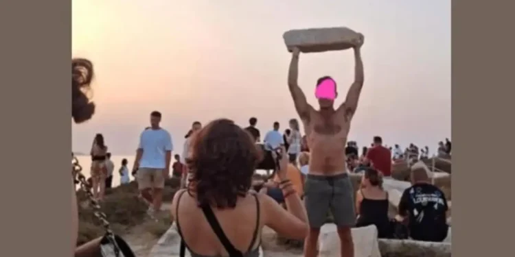 Πορτάρα Νάξου: Αγανάκτηση για τουρίστες που σηκώνουν μάρμαρα και κάνουν πικ-νικ πάνω στα αρχαία