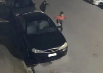 Νεαροί έσπαγαν ΙΧ αυτοκίνητα στη Λάρισα για πλάκα – Πετούσαν πέτρες