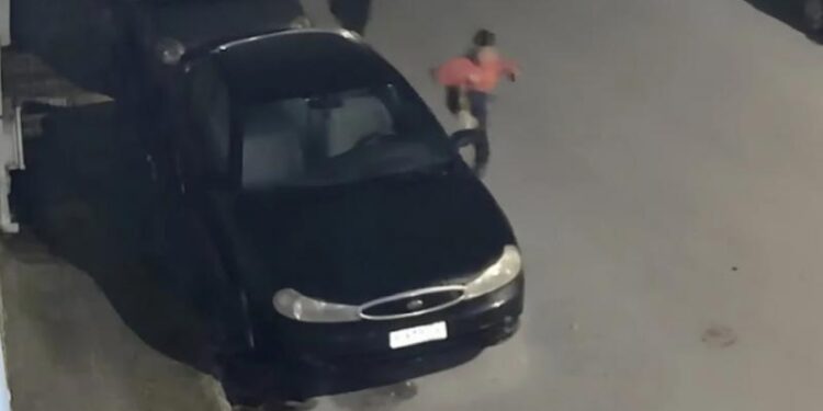 Νεαροί έσπαγαν ΙΧ αυτοκίνητα στη Λάρισα για πλάκα – Πετούσαν πέτρες