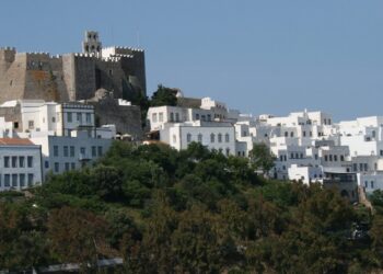 Πάτμος: Άρπαξε κοσμήματα αξίας 23.000 ευρώ από σπίτι και τον έπιασαν στο πλοίο για Καβάλα