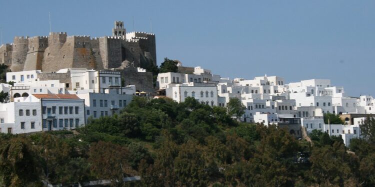 Πάτμος: Άρπαξε κοσμήματα αξίας 23.000 ευρώ από σπίτι και τον έπιασαν στο πλοίο για Καβάλα