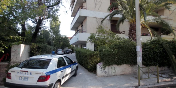 Άνδρας έχει ταμπουρωθεί σε διαμέρισμα στον Χολαργό και απειλεί αστυνομικούς