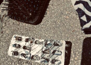 Παλαιό Φάληρο: Το μυστήριο με τα χάπια, η βούρτσα και οι κηλίδες αίματος στα ρούχα που άφησε η μητέρα της μικρής Τζένα στη σακούλα