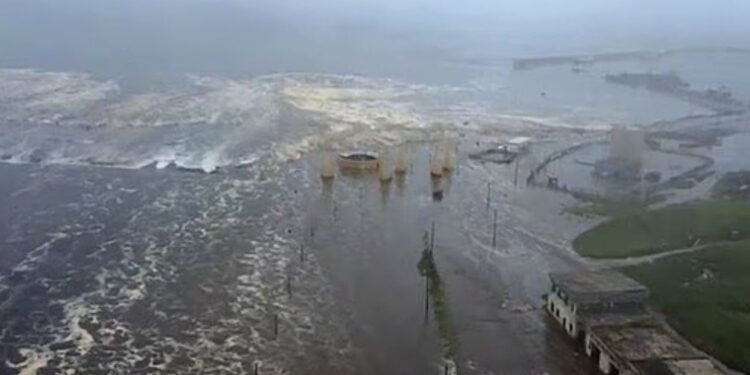 Σεισμός στη Ρωσία: Το τσουνάμι έπληξε τη βάση πυρηνικών υποβρυχίων του Πούτιν