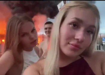 Ρωσία: Συνελήφθησαν δύο Ρωσίδες influencers που έβγαλαν βίντεο TikTok μπροστά σε φλεγόμενο διυλιστήριο μετά από ουκρανική επίθεση