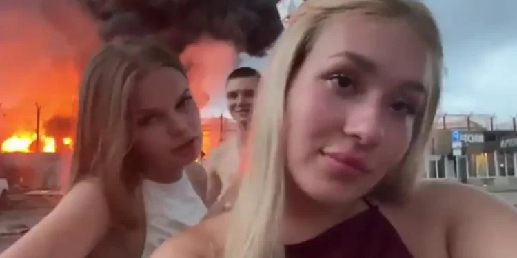 Ρωσία: Συνελήφθησαν δύο Ρωσίδες influencers που έβγαλαν βίντεο TikTok μπροστά σε φλεγόμενο διυλιστήριο μετά από ουκρανική επίθεση