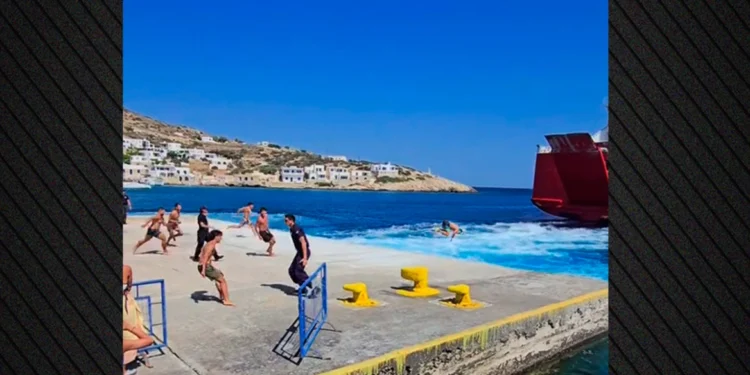 Σίκινος: Λιμενικοί προσπαθούν να σταματήσουν τους «απονεριστές» που βουτούν πίσω από τα πλοία που φεύγουν – Δείτε βίντεο