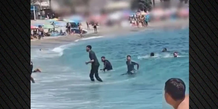 Ισπανία: Ντόπιοι παίρνουν στο κυνήγι μετανάστες που μόλις έφτασαν σε παραλία στη Γρανάδα