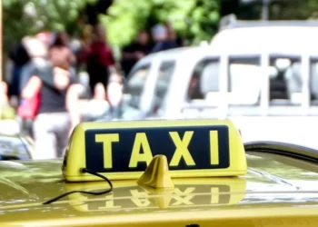 Συνελήφθη οδηγός ταξί: Χρέωσε 110 ευρώ για διαδρομή από το αεροδρόμιο μέχρι το λιμάνι του Πειραιά