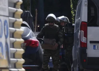 Καισαριανή: Εντοπίστηκαν όπλα και πυρομαχικά σε κάδο σκουπιδιών