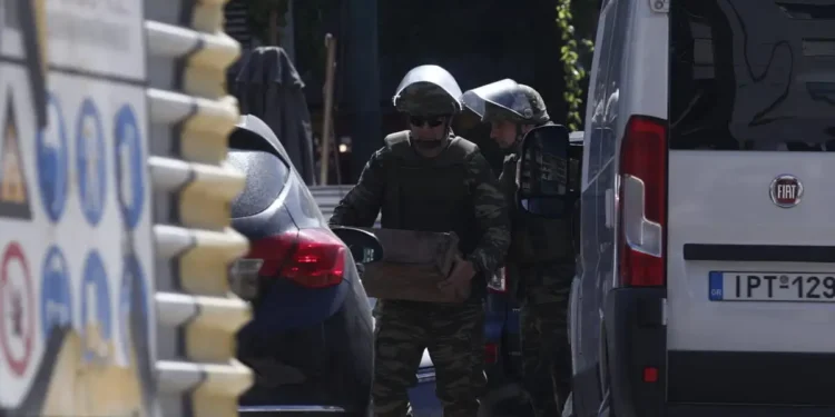 Καισαριανή: Εντοπίστηκαν όπλα και πυρομαχικά σε κάδο σκουπιδιών