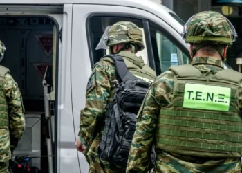 Παλαιό Φάληρο: Συναγερμός για βλήμα του Β’ Παγκοσμίου Πολέμου σε ρέμα – Κλειστή η οδός Φαιάκων