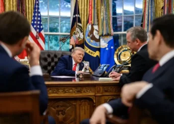 Ντόναλντ Τραμπ: Η στιγμή που κάνει το τηλεφώνημα στον Βλαντίμιρ Πούτιν εν μέσω των συναντήσεων με Ζελένσκι και Ευρωπαίους