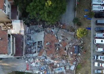 Σεισμός στην Τουρκία: Πάνω από 230 μετασεισμοί και τουλάχιστον 2 αγνοούμενοι – Ισοπεδωμένα κτίρια και εικόνες καταστροφής