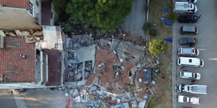 Σεισμός στην Τουρκία: Πάνω από 230 μετασεισμοί και τουλάχιστον 2 αγνοούμενοι – Ισοπεδωμένα κτίρια και εικόνες καταστροφής