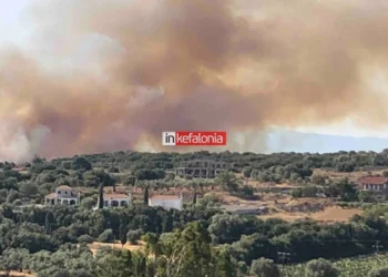 Μεγάλη φωτιά στην Κεφαλονιά: Ενισχύθηκαν οι πυροσβεστικές δυνάμεις – Ήχησε το 112 για την εκκένωση τριών οικισμών