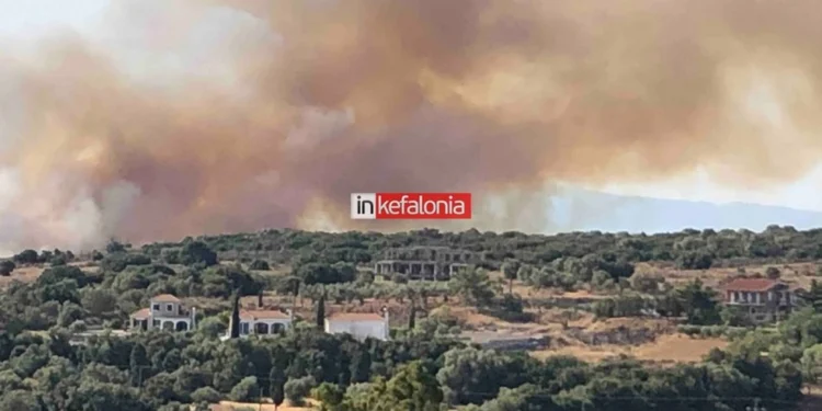 Μεγάλη φωτιά στην Κεφαλονιά: Ενισχύθηκαν οι πυροσβεστικές δυνάμεις – Ήχησε το 112 για την εκκένωση τριών οικισμών