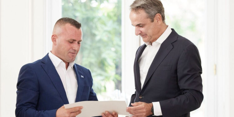 Τιμητική πολιτογράφηση του Γκόγκα Λεντιάν που είχε βουτήξει στον Άραχθο για να σώσει τα δύο παιδιά