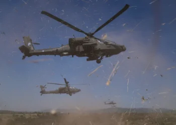 Η Ελλάδα αναβαθμίζει τα φονικά ελικόπτερα «Απάτσι» με νέα επιθετικά όπλα ακριβείας