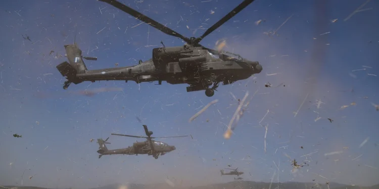 Η Ελλάδα αναβαθμίζει τα φονικά ελικόπτερα «Απάτσι» με νέα επιθετικά όπλα ακριβείας