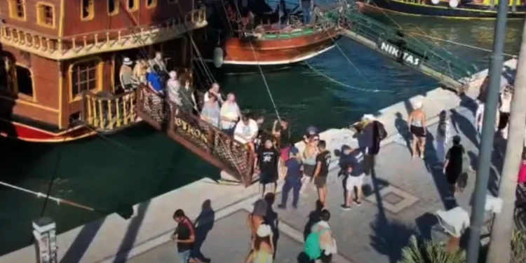 Ελεγκτές της ΑΑΔΕ ντύθηκαν τουρίστες και βρήκαν φοροδιαφυγή σε 3 στα 4 ημερόπλοια στην Κω – Δείτε βίντεο