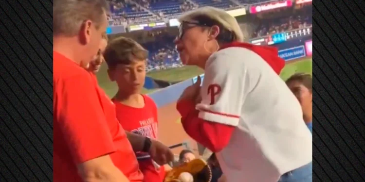 Σάλος στις ΗΠΑ με γυναίκα που απαίτησε και πήρε μπάλα του μπέιζμπολ ενώ την είχε πιάσει πατέρας για τον γιο του – Δείτε βίντεο