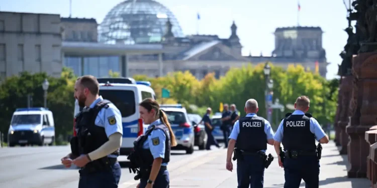 Συναγερμός στο Βερολίνο: Αυτοκίνητο έπεσε πάνω σε συγκεντρωμένο πλήθος – Αναφορές για τραυματίες εκ των οποίων και παιδιά