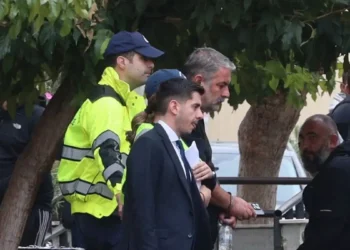 Βασίλης Μπισμπίκης: Πήρε αναβολή για τις 8 Οκτωβρίου – «Δεν άφησε κανένα σημείωμα» λέει κάτοικος για τον ηθοποιό που προκάλεσε το τροχαίο και έφυγε